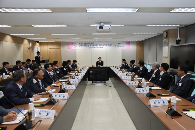 양동구 광주국세청장이 지방청 국·과장 및 관내 15개 일선 세무서장들과 취임인사를 나누고 있다.(사진=광주청)