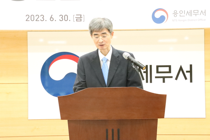 황인준 용인세무서장이 지난달 30일 취임식에서 당부의 말을 직원들에게 전하고 있다.