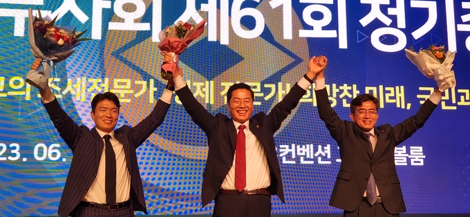 구재이<가운데> 제33대 한국세무사회장과 김선명<왼쪽>·최시헌 부회장이 회원들에게 당선인사하고 있다.
