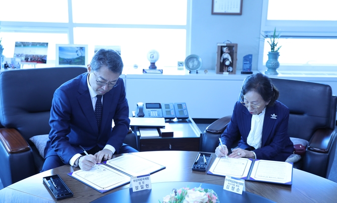 장일현(왼쪽) 부산지방국세청장과 김정순 한국여성경제인협회 부산지회장이 협약서에 서명하고 있다. 