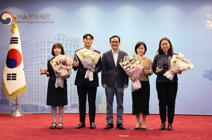 정승환 서울세관장이 6월 으뜸이로 선정된 직원들과 기념촬영을 하고 있다. 왼쪽부터 김인수·이동섭 주무관, 정승환 세관장, 김민주·윤선옥 주무관.
