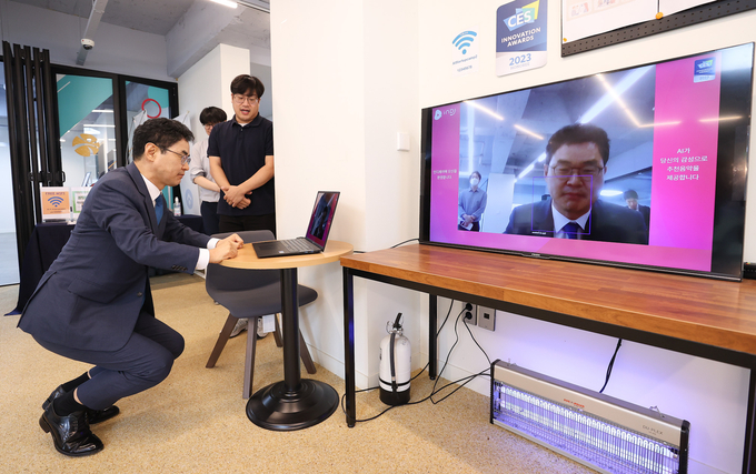 김창기 국세청장이 인공지능 제품 시연을 하고 있다. 