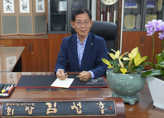 김성후 제26대 광주지방세무사회장이 인터뷰에서 소회를 말하고 있다.
