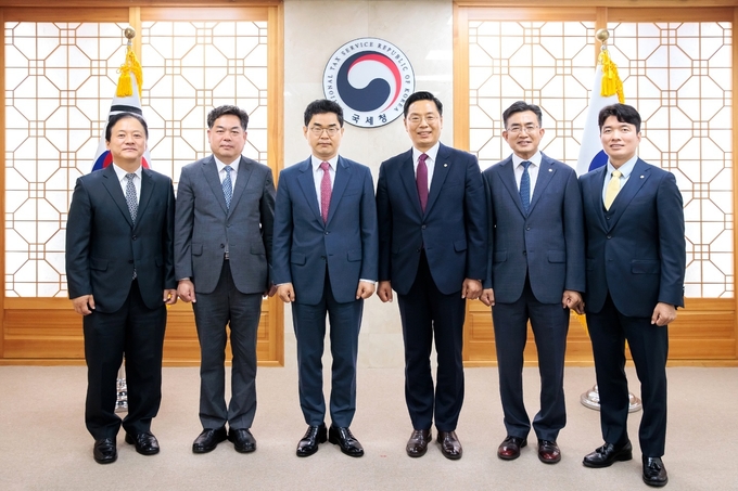 구재이 한국세무사회장은 지난 12일 국세청을 방문해 김창기 청장과 환담을 나눴다. 왼쪽부터 양동훈 개인납세국장, 김태호 차장, 김창기 국세청장, 구재이 한국세무사회장, 최시헌·김선명 한국세무사회 부회장. 