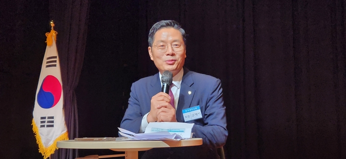 구재이 한국세무사회장이 회원의 질의에 답변하고 있다.