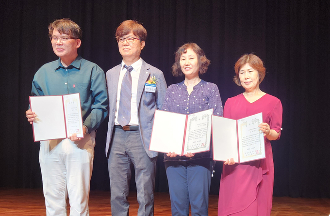 김정훈 역삼세무사회장(왼쪽 두번째)이 이성준(왼쪽 첫번째)·김난경(왼쪽 세번째)·신주령 역삼세무서 직원에게 감사장을 수여하고 있다. 