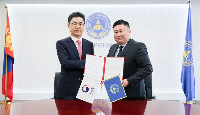 김창기<왼쪽> 국세청장과 엥흐볼드 몽골 국세청장 대행이 업무협약을 체결하고 있다.