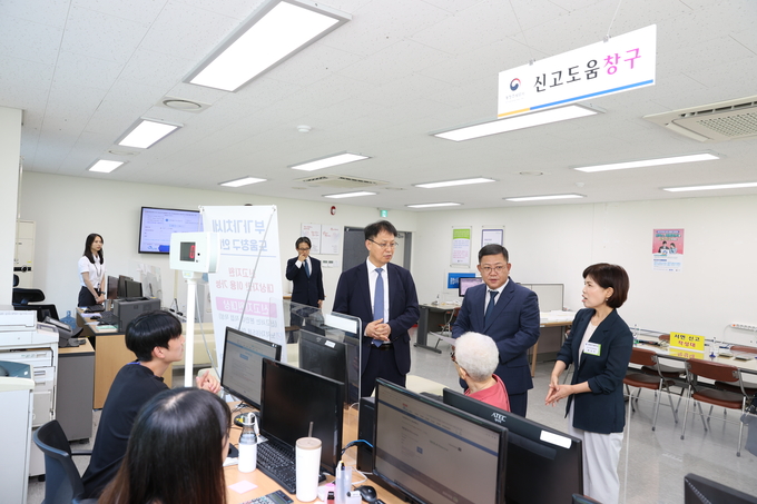 신희철 대전청장이 지난 19일 동청주세무서 부가가치세 신구창구에서 납세자의 신고 애로사항을 청취하고 있다.