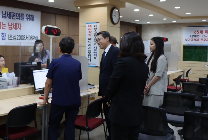 장일현 부산청장이 신고창구에서 한 납세자와 애로사항이 없는지 대화하고 있다. 