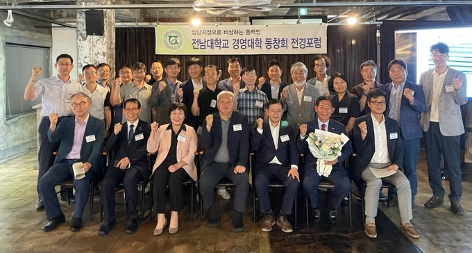 김성후 광주지방세무사회장<앞줄 오른쪽 두번째>은 전남대 경영대학동창회 제65회 전경포럼에서 ‘세무조사’를 주제로 강연했다.(사진=광주지방세무사회)