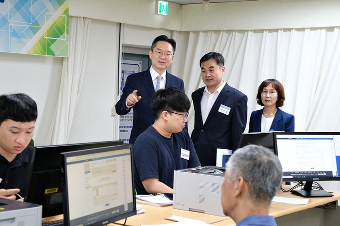 오호선<뒷줄 왼쪽> 중부지방국세청장이 2023년 1기 부가세 확정신고 마지막 날인 25일 수원세무서 신고창구를 방문해 신고 진행상황을 점검하고 있다.