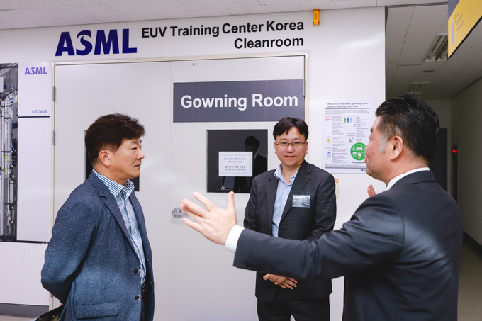 김종호 인천세관장이 ASML의 관세행정 관련 애로·건의 사항을 청취하고 있다.