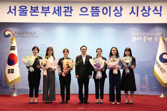 정승환 서울세관장이 7월 으뜸이로 선정된 직원들과 기념촬영을 하고 있다. 왼쪽부터 박미향·윤수지·하윤경 주무관, 정승환 세관장, 김명희·유정원·한혜정 주무관.