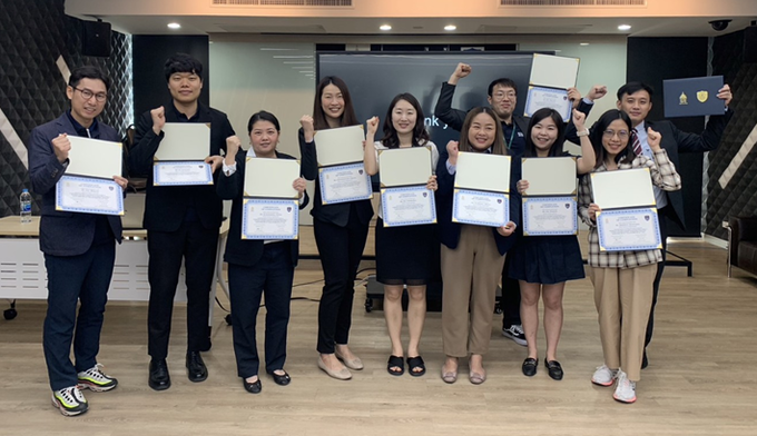 관세인재개발원이 올해 4월 새롭게 도입한 마약단속기법 교육과정을 이수한 세관 직원들이 수료식을 갖고 있다.