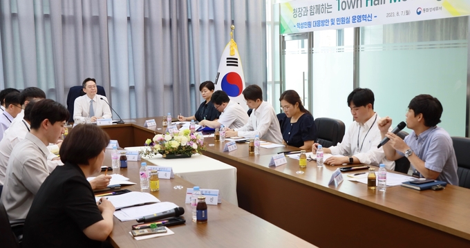 악성민원으로부터 직원을 보호하고 민원실 운영을 혁신하기 위한 타운홀미팅이 오호선 중부지방국세청장 주재로 7일 동화성세무서에서 개최된 가운데, 민원실 근무 경력 직원이 개선방안을 제시하고 있다.