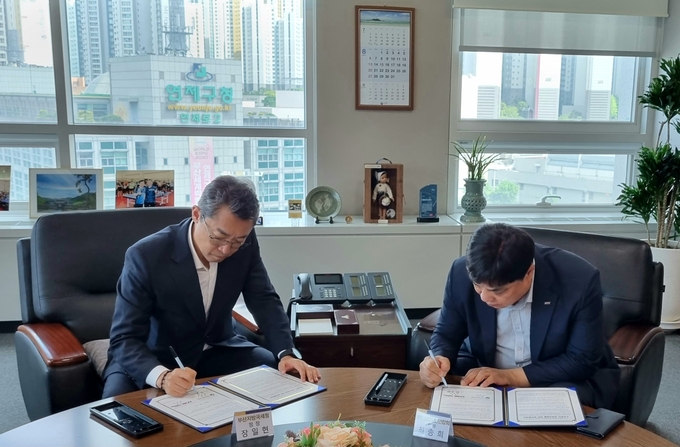 장일현 부산청장(왼쪽)과 최송희 부산시 소상공인연합회장이 협약서에 서명하고 있다. 