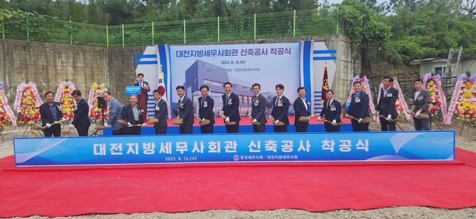 회관 착공식에 참석한 내빈들이 시삽을 하고 있다. 