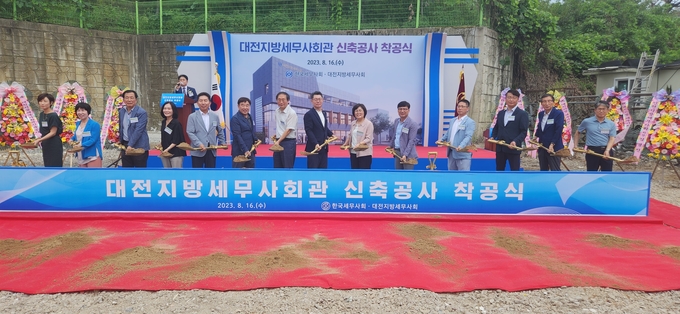 대전지방회 회직자들이 시삽을 하고 있다.