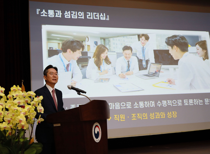 오호선 중부청장이 16일 1층 대강당에서 개최된 2023년 하반기 중부청 세무관서장회의에서 '소통과 섬김의 리더십' 중요성을 강조하고 있다.