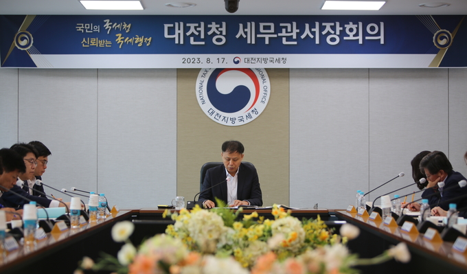 신희철 대전청장이 관서장회의를 주재하고 있다. 