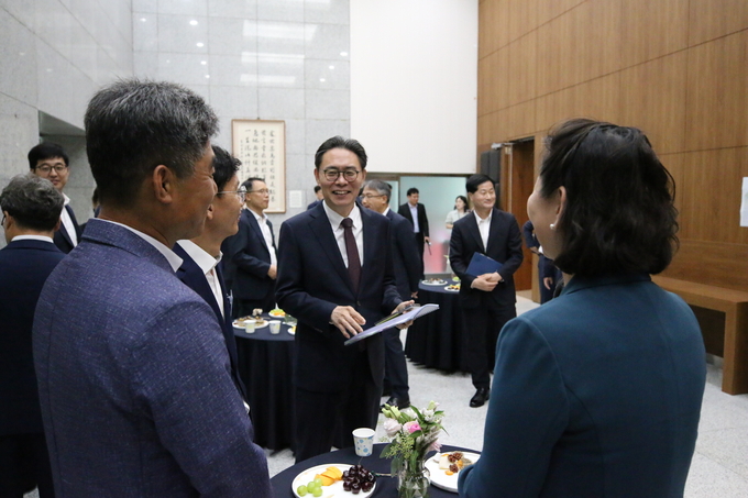 강민수 청장과 관서장들이 환담을 나누고 있다. 
