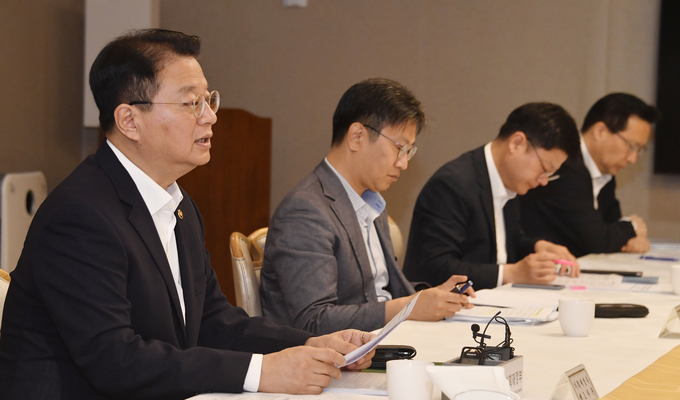 방기선 기획재정부 차관이 18일 정부서울청사에서 열린 '제29차 비상경제차관회의'를 주재, 모두발언을 하고 있다<사진=기재부>.
