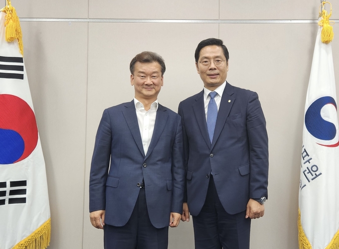 구재이<오른쪽> 한국세무사회장은 지난 16일 황정훈 조세심판원장을 예방했다<사진=세무사회>. 