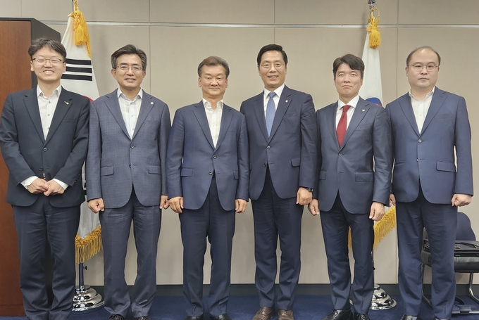 구재이 세무사회장의 황정훈 조세심판원장 예방에는 최시헌·김선명 부회장이 동행했다.<왼쪽부터 박재혁 세무사, 최시헌 부회장, 황정훈 조세심판원장, 구재이 세무사회장, 김선명 부회장, 곽상민 행정실장> 