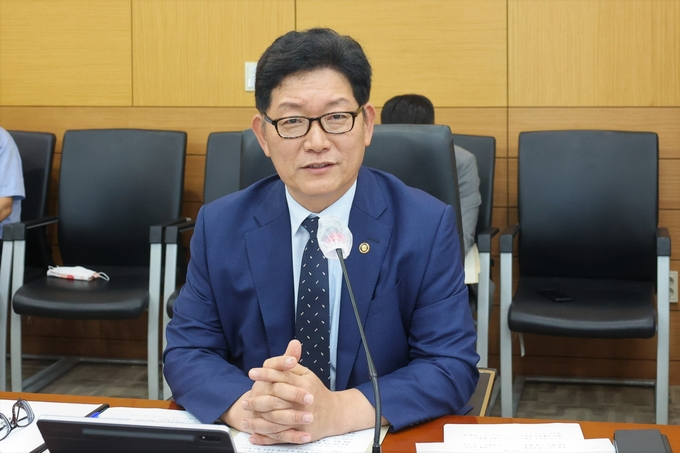 고광효 관세청장이 18일 면세업계 대표들과의 간담회에서 인사말을 하고 있다.