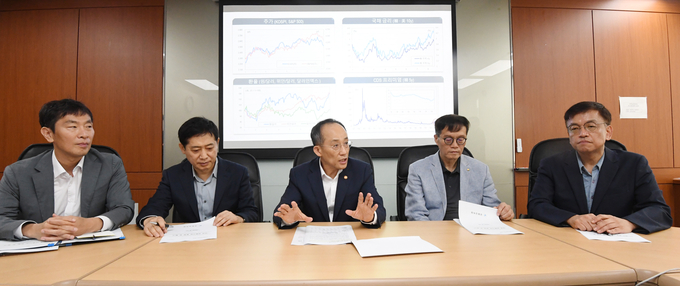 추경호 부총리 겸 기획재정부 장관은 20일 은행연합회관에서 거시경제.금융현안 간담회를 개최했다. <왼쪽부터 이복현 금감원장, 김주현 금융위원장, 추경호 부총리, 이창용 한국은행 총재, 최상목 대통령실 경제수석. 사진=기재부>