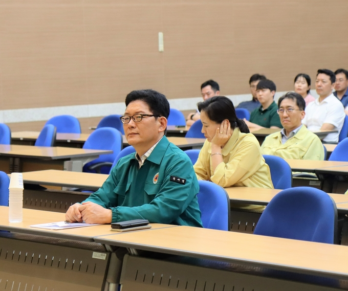 고광효 관세청장이 을지훈련 1일차인 21일 오후 정부대전청사 대회의실에서 안보관련 강의를 듣고 있다.