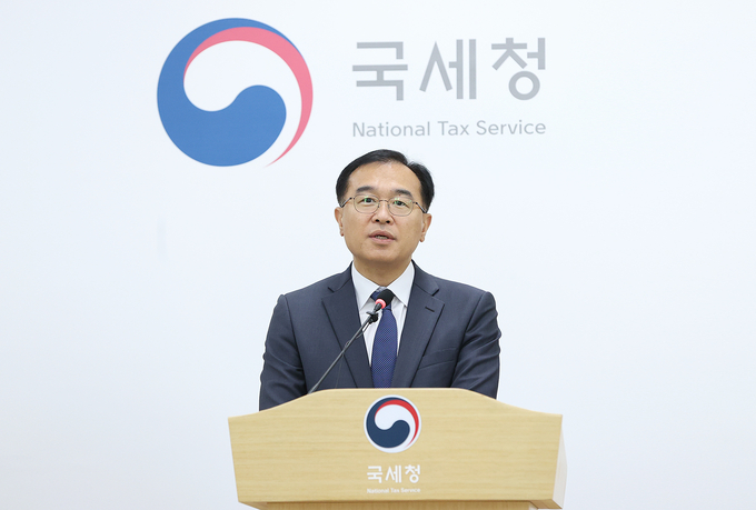 최재봉 국세청 법인납세국장이 불성실 공익법인 엄정 대응 관련 브리핑을 하고 있다. 