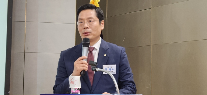 구재이 한국세무사회장이 축사를 하고 있다