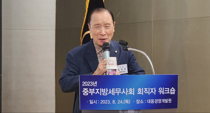 송춘달 고문이 축사를 하고 있다