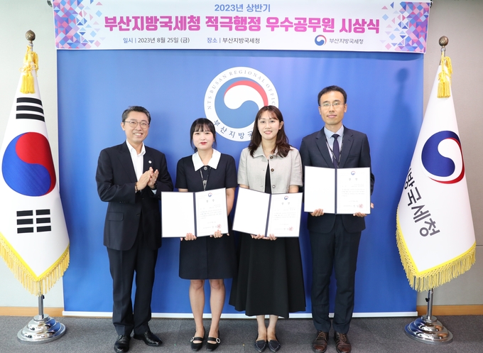 장일현 부산지방국세청장이 올 상반기 적극행정 우수공무원을 시상하고 있다.<왼쪽부터 장일현 부산청장, 김지안·서준영·김보석 조사관>