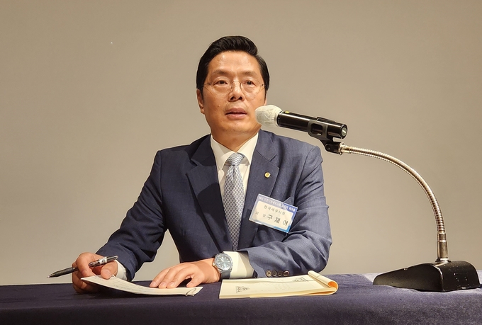 구재이 한국세무사회장이 인천지방회 회직자와 대화의 시간을 갖고 있다.