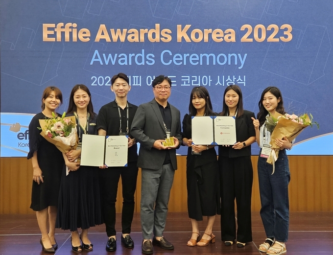 윤종혁 롯데칠성음료 주류 마케팅 부문장(가운데) 및 소주BM팀, 콘텐츠 마케팅팀이 기념촬영하고 있다.(사진=롯데칠성음료)