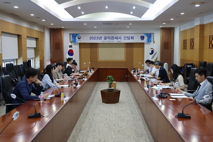서울세관은 수출기업 지원 강화를 위해 5일 대회의실에서 관내 공익관세사들과 간담회를 개최했다. 