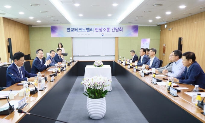 오호선 중부국세청장은 5일 판교 테크노밸리를 방문, 현장소통간담회를 갖고 적극적인 세정지원을 약속했다.
