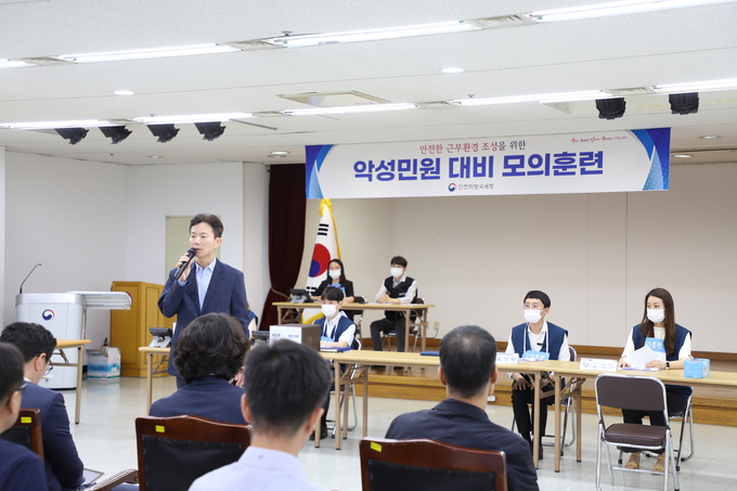 민주원 인천지방국세청장이 부천세무서에서 진행된 악성민원 대비 모의훈련을 참관한 뒤 직원들을 격려하고 있다.