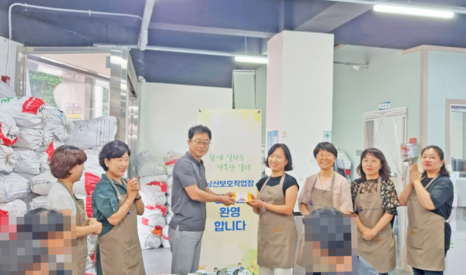 대구국세청 여성관리자회는 14일 장애인 직업재활시설인 ‘남산보호작업장’을 찾아 온정을 나눴다.