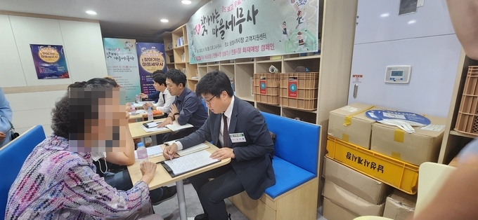 마을세무사들이 지역민들을 대상으로 상담하고 있다.