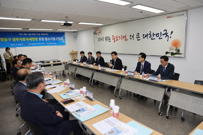 양동구 광주국세청장<오른쪽 세번째>은 중소기업중앙회 광주전남지역본부 초청, 중소기업인 간담회에 참석해 지역 세무현장 목소리를 청취했다.