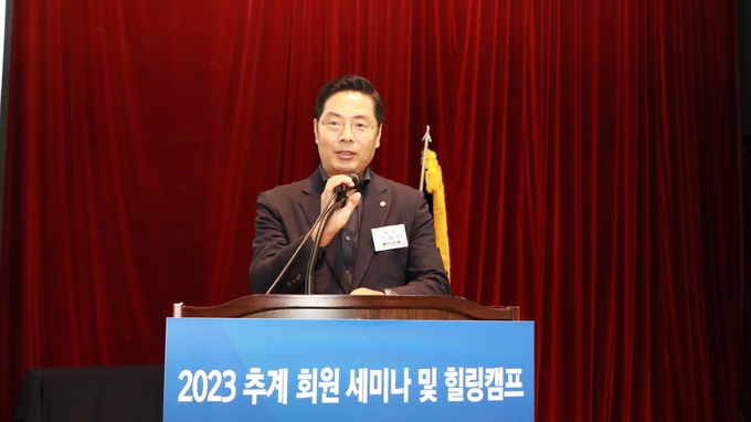  구재이 한국세무사회장이 중부지방회 추계세미나에서 축사를 하고 있다. 