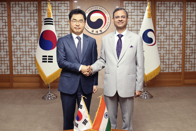 김창기(왼쪽) 국세청장이 산제이 말호트라 인도 국세청장과 기념촬영하고 있다.<사진=국세청>
