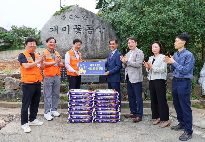 김성후 광주세무사회장이 온누리 상품권으로 구입한 쌀 160kg을 박종수 개미꽃동산 이사장에게 전달했다.