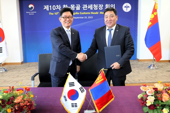 고광효 관세청장<왼쪽>은 25일 서울본부세관에서 개최된 제10차 한·몽골 관세청장 회의에서 레그지부 옷곤자르갈 몽골 관세청장과 수출입안전관리우수업체 상호인정약정(AEO MRA)의 조속한 전면 이행을 합의했다.