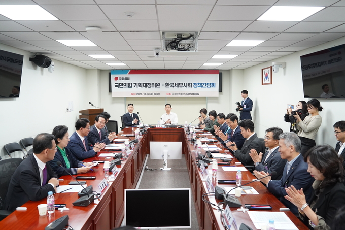 한국세무사회는 지난 6일 국회에서 국민의힘 기획재정위원들과 정책간담회를 가졌다.
