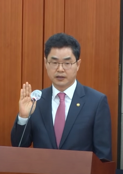김창기 국세청장이 10일 기재위 국정감사에서 증인선서를 하고 있다<사진=국회의사중계시스템 캡쳐>.