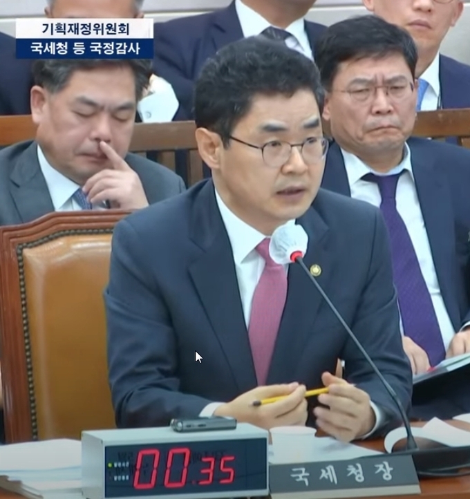 김창기 국세청장이 국정감사에서 의원 질의에 답변하고 있다<사진=국회인터넷의사중계시스템 캡쳐>. 